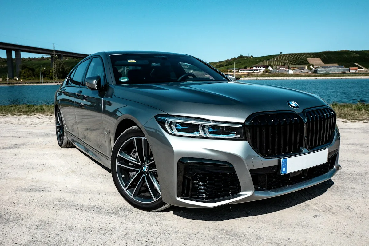 Graue Limousine als Beispiel für eine Occasion bei Automobile Medi
