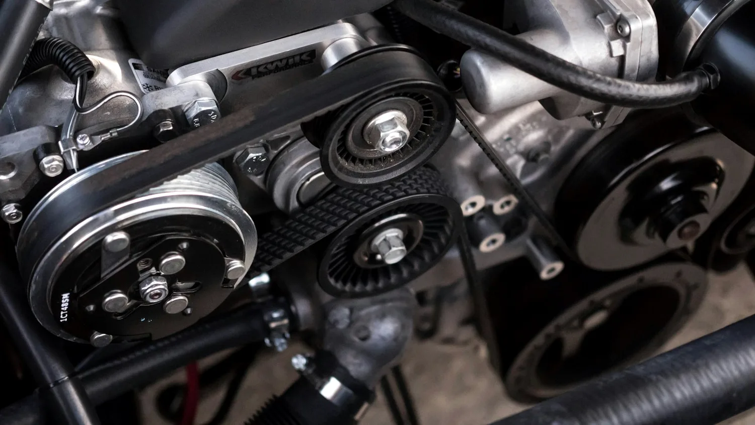 Motorraum eines Fahrzeugs in der Werkstatt