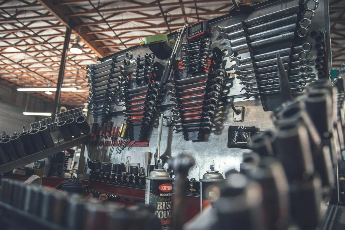 Handwerkzeuge an der Werkstattwand